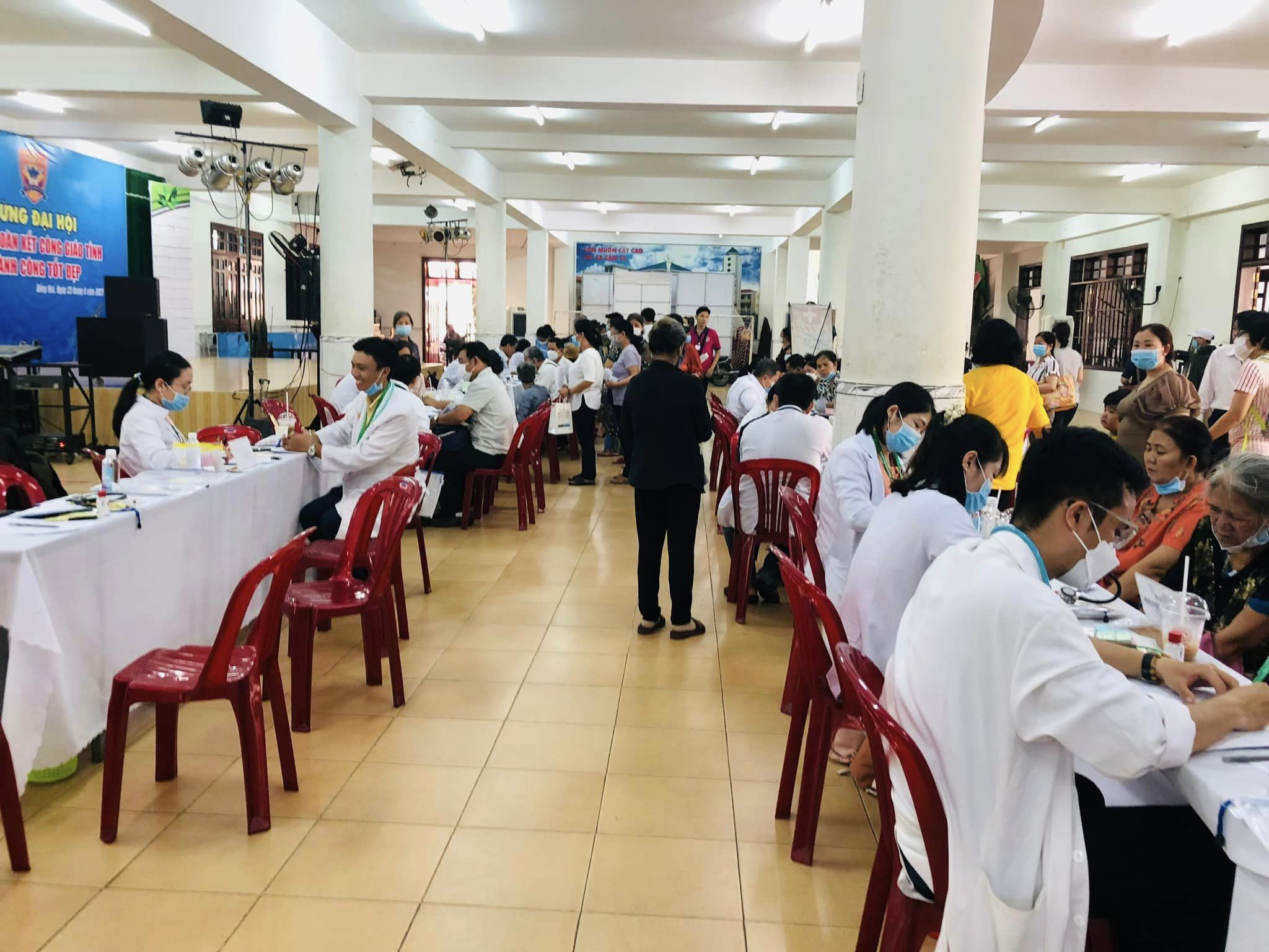 Giáo viên Yoga, huấn luyện viên cùng y bác sĩ thực hiện Yogi's hands