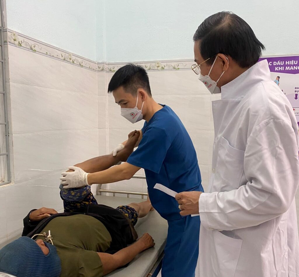 Y bác sĩ và giáo viên yoga therapy, huấn luyện viên Yoga